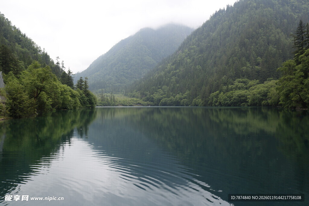 静谧山水间的清幽湖泊