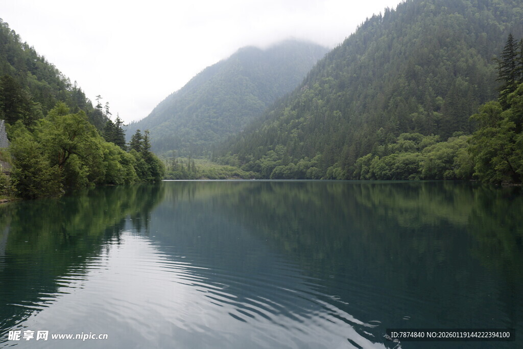 静谧山水间的清幽湖泊