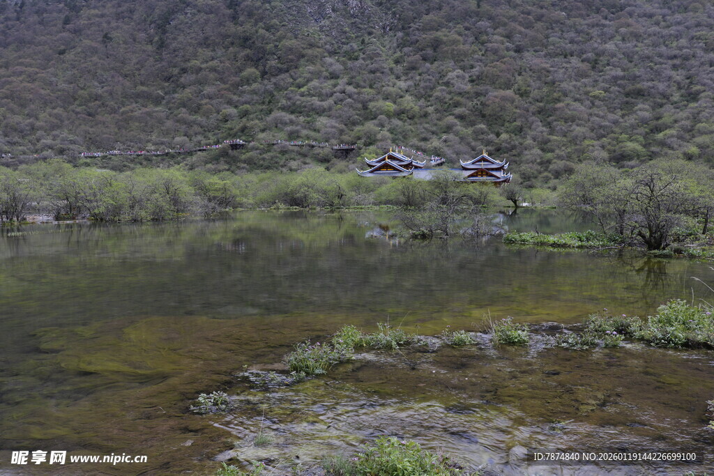 山间静谧小湖景观