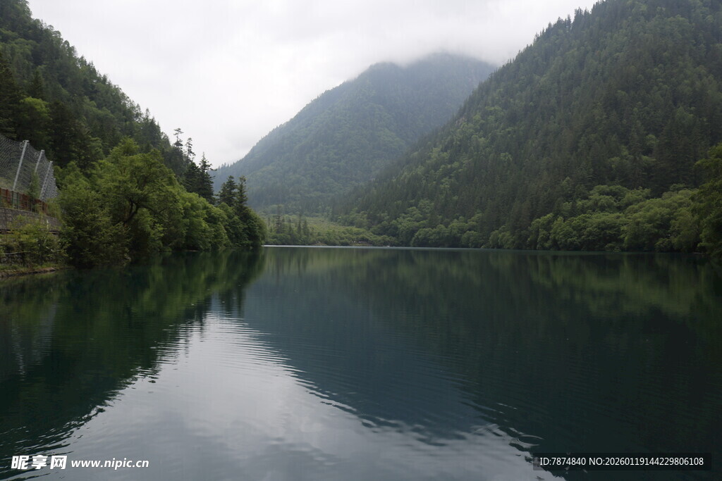 宁静山水间的湖景风光