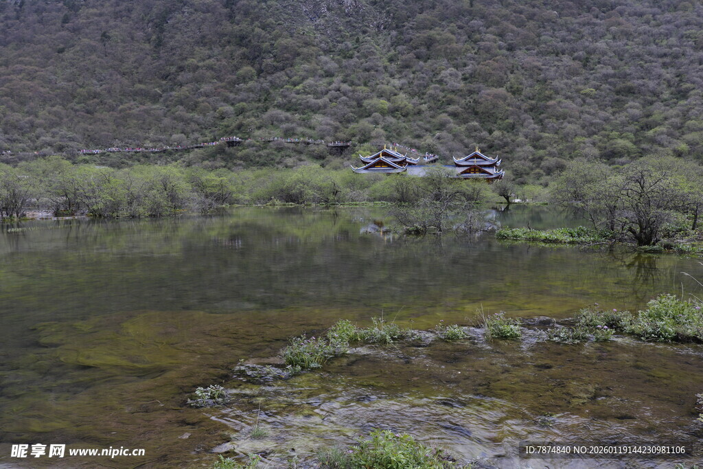 山间清澈小湖景色