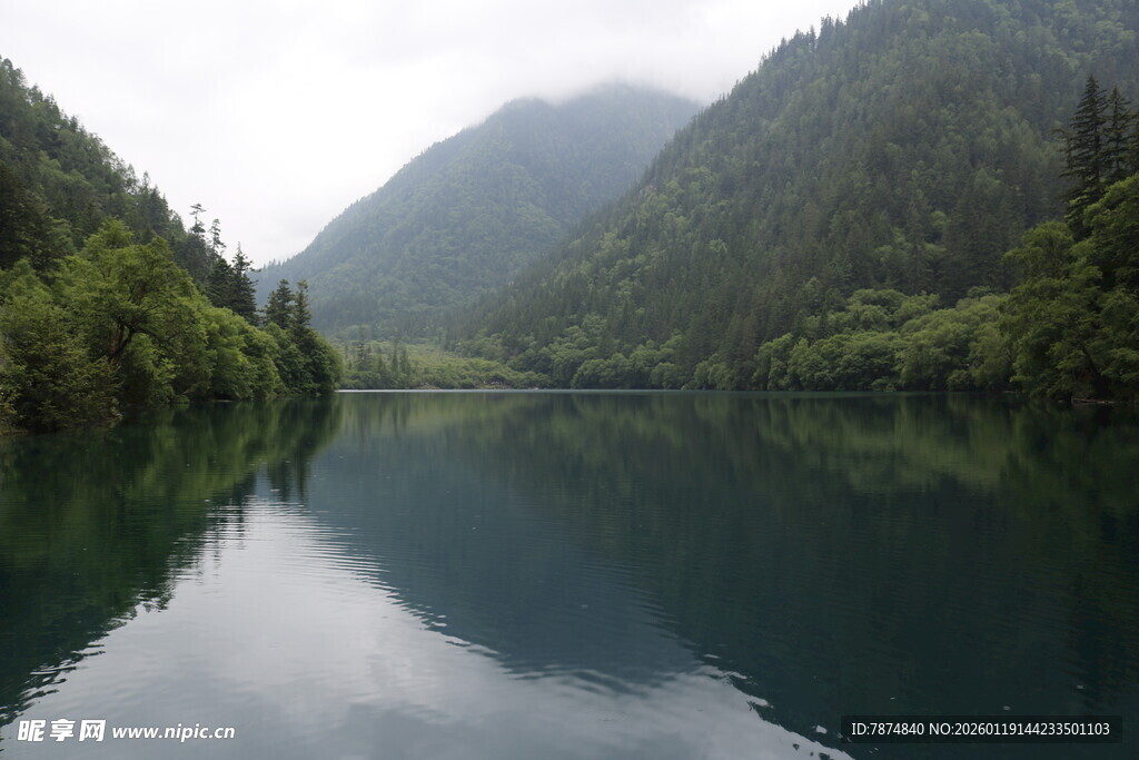 宁静山水间的秀丽湖泊