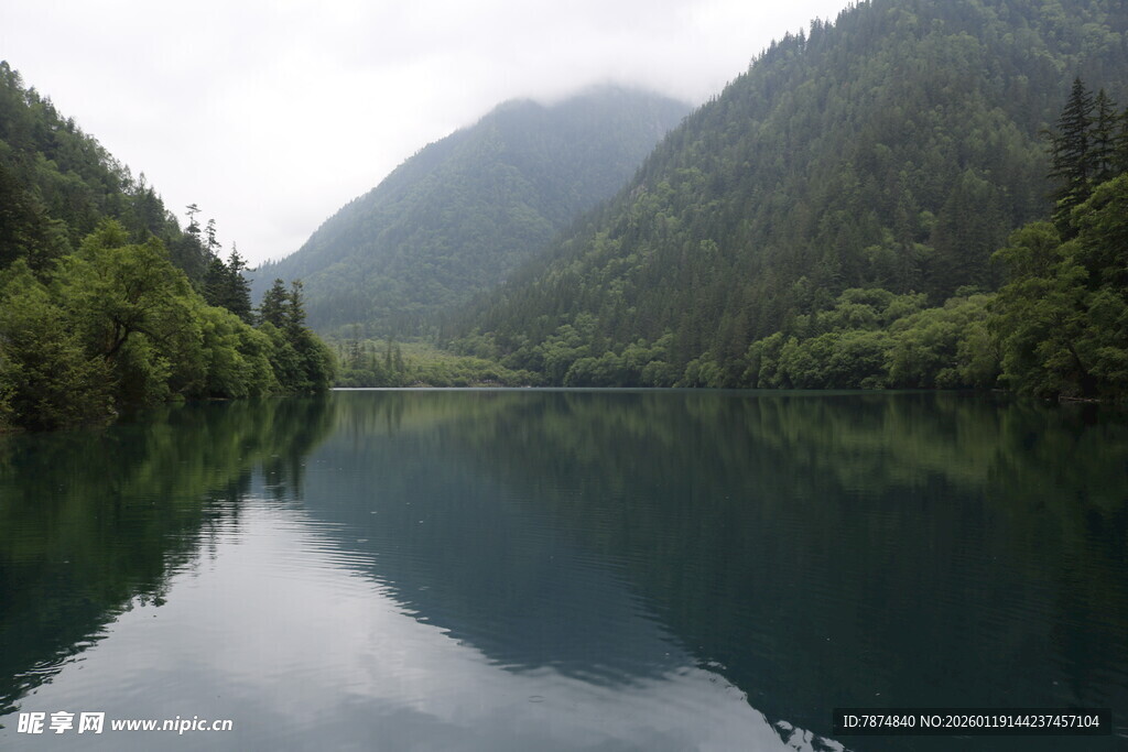 静谧山水湖景图