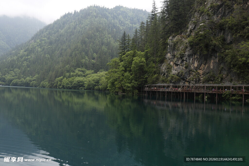 山间幽湖旁的木质栈道