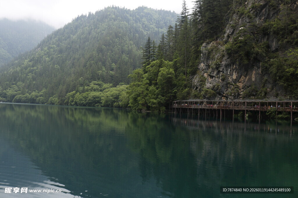 山间碧湖栈道美景