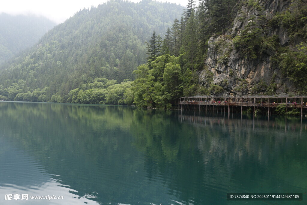 山水相依的静谧秀丽湖景