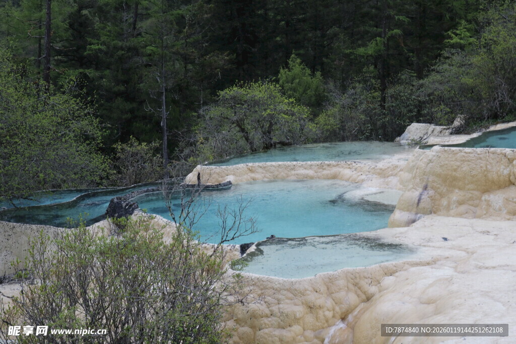 山间蓝绿色天然温泉池