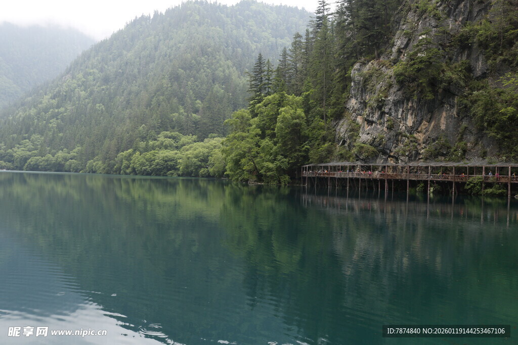 山间碧湖栈道美景