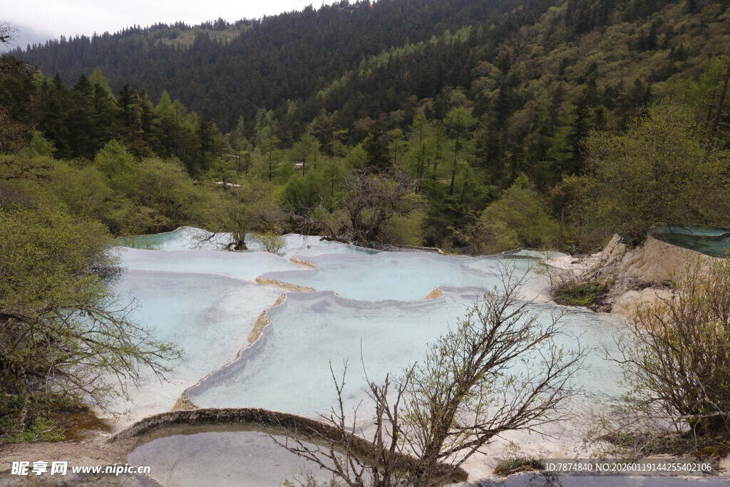 山间蓝绿色的美丽钙化池