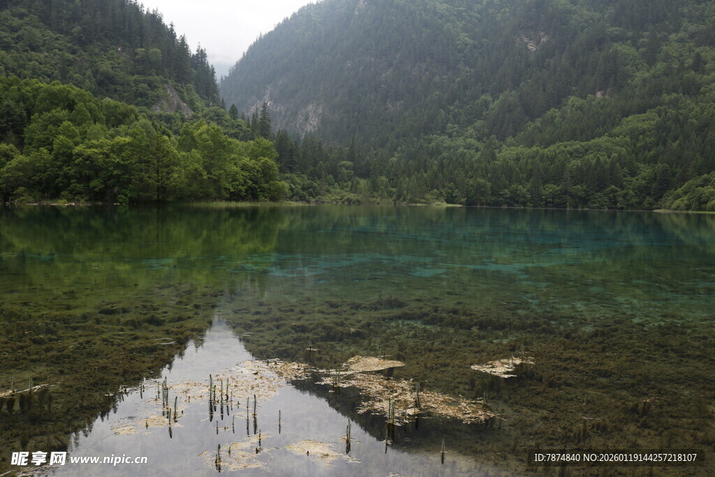 青山绿水间的澄澈湖泊