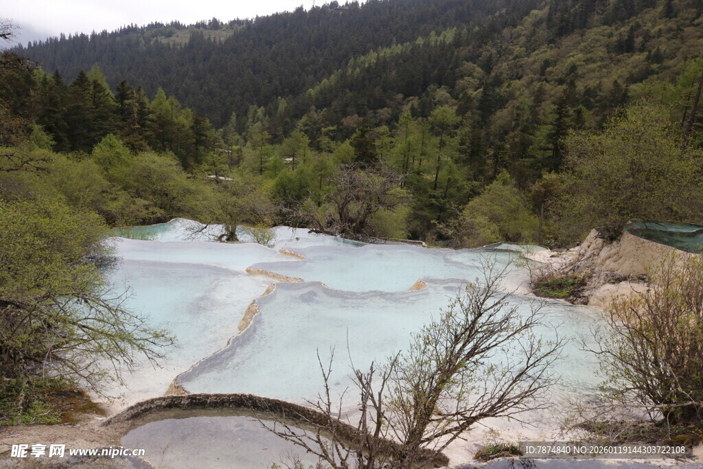 山间蓝绿色清澈溪流美景