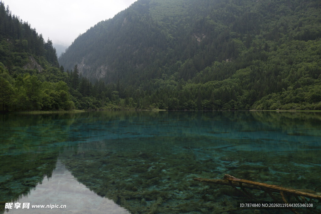九寨沟碧绿清澈的湖水