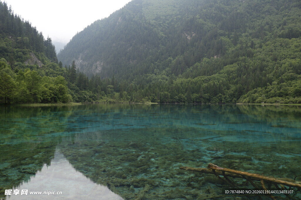 山间清澈幽蓝的静谧湖水