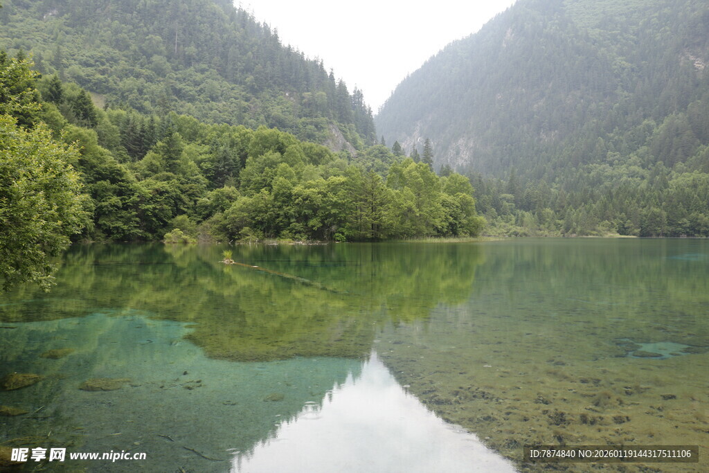 青山绿水间的澄澈湖泊