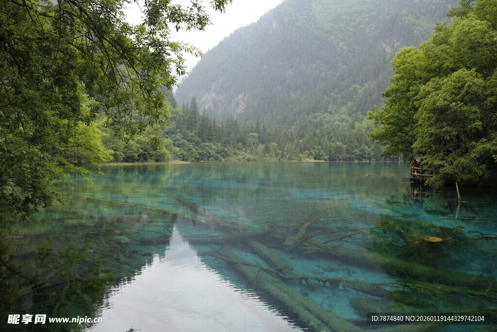 梦幻蓝绿山水间的静谧湖景