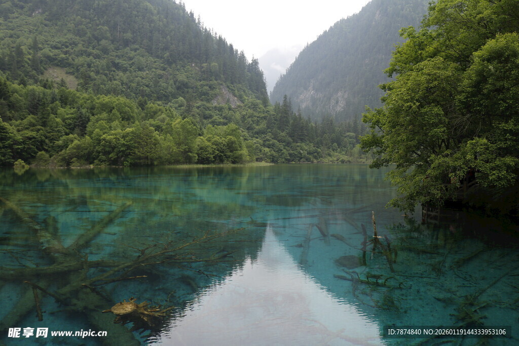 青山环抱的澄澈幽蓝湖水