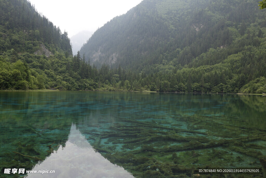 山间幽蓝澄澈的静谧湖水