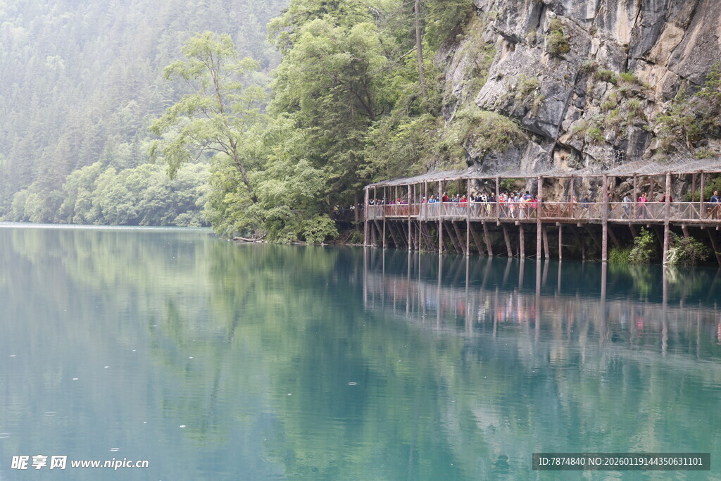湖畔木质栈道 山水相依景