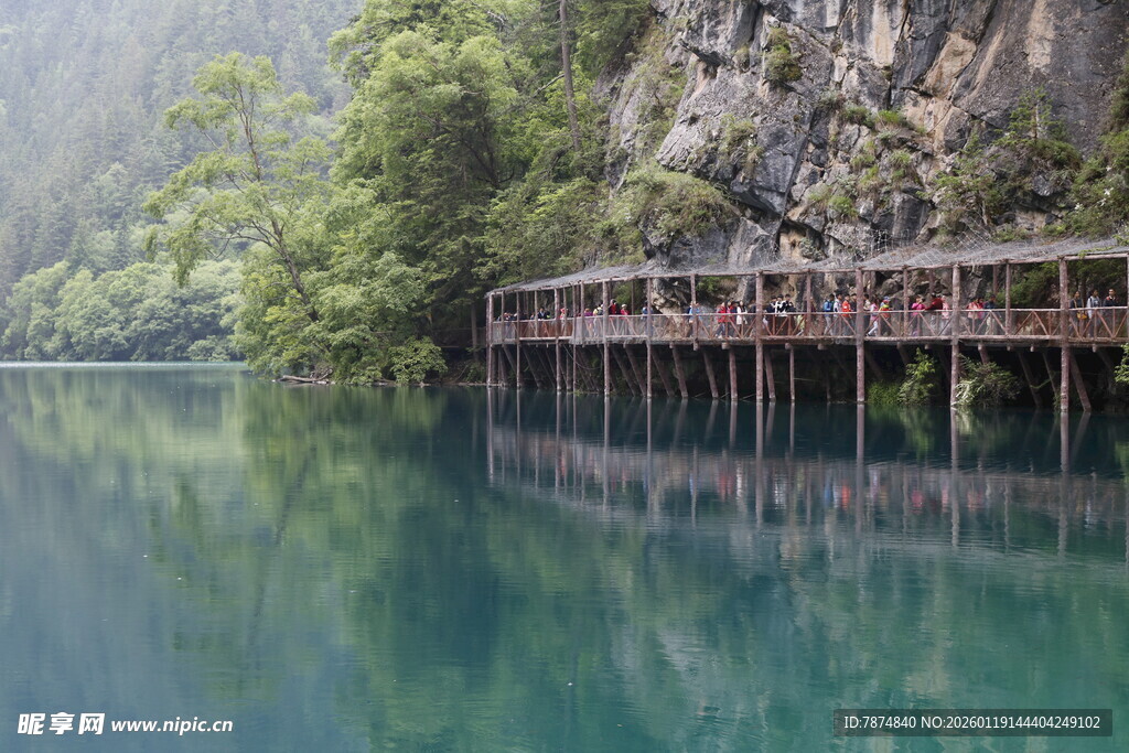 山间湖畔栈道美景