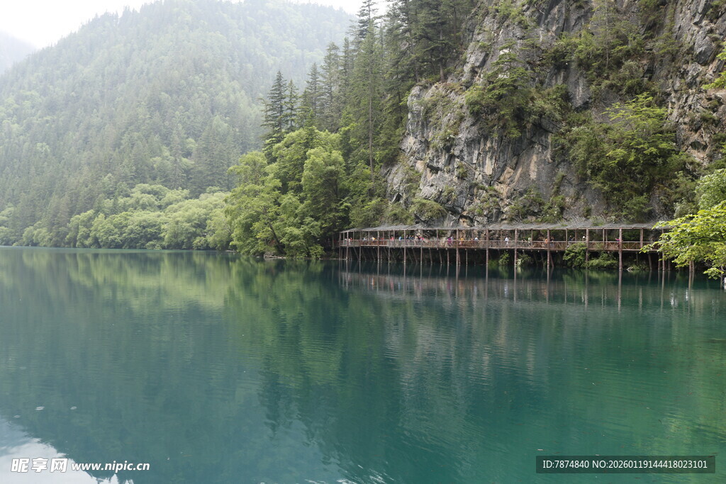 青山绿水间的湖边栈道
