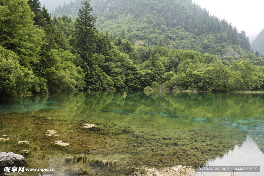 山间清澈幽美湖泊景色