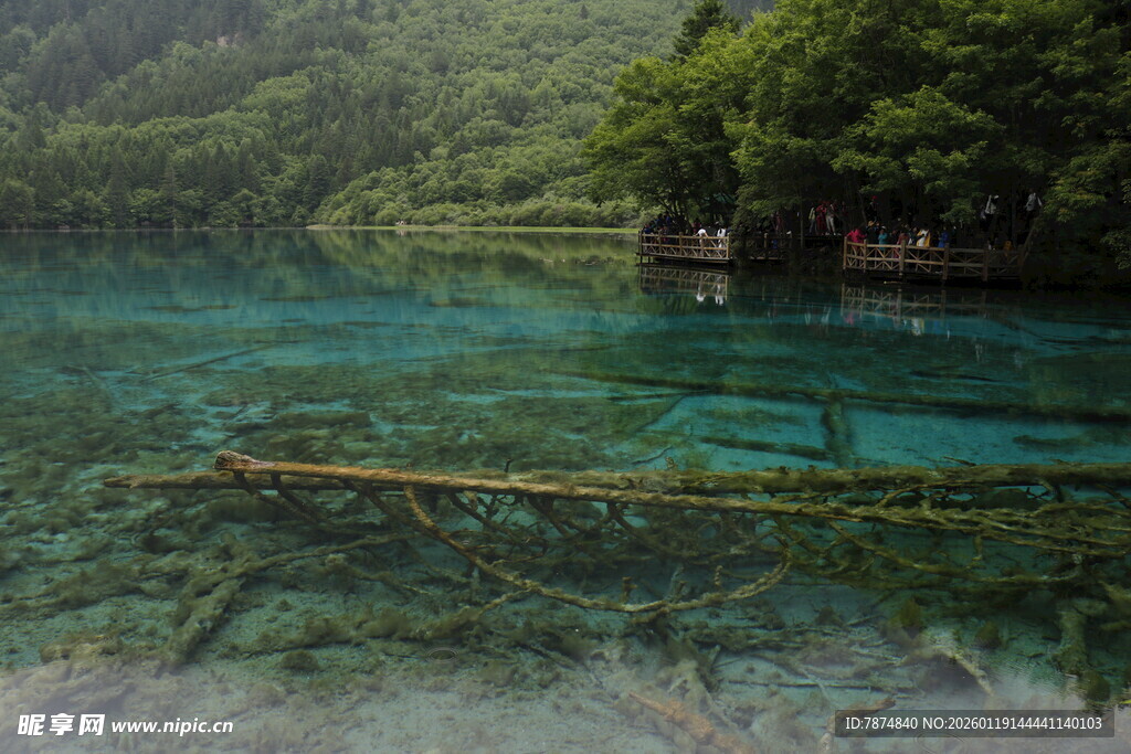 清澈幽蓝的山间碧湖