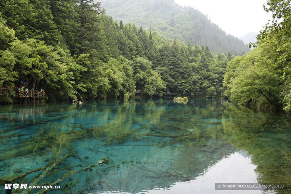 梦幻蓝绿色的静谧山林湖泊