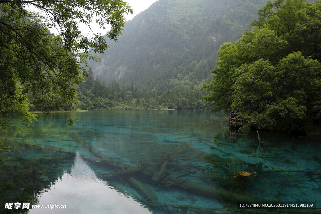 山间幽蓝清澈的静谧湖水