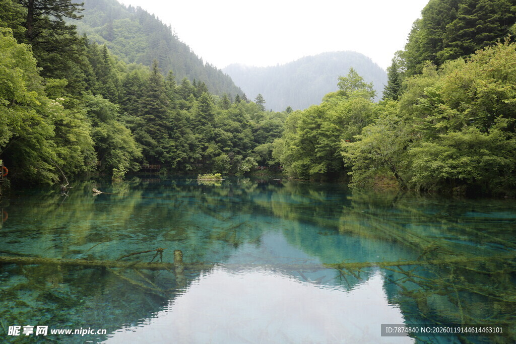 青山环抱的澄澈碧绿湖水