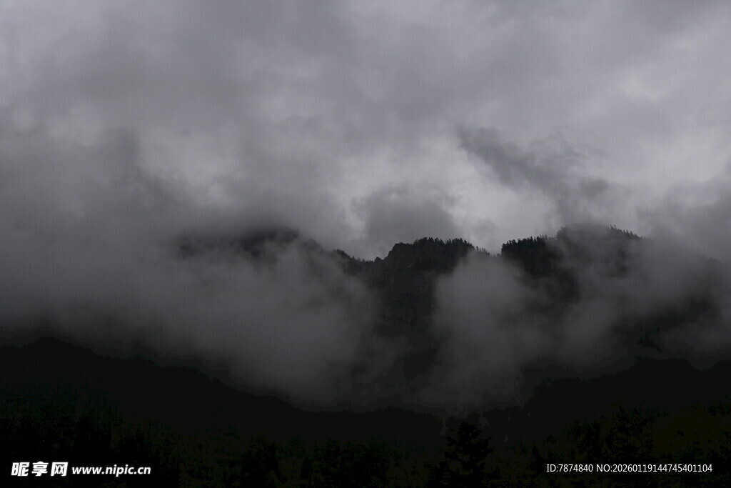 云雾缭绕的山峦美景