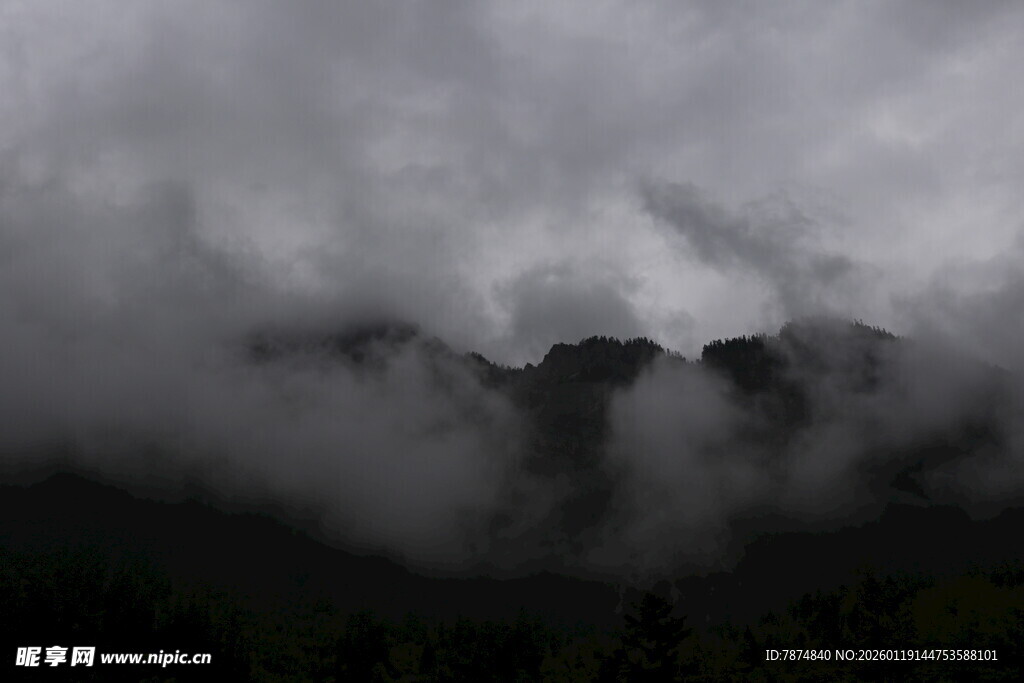 云雾缭绕中的山峦景象