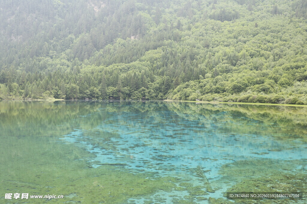 山间碧绿清澈的美丽湖水