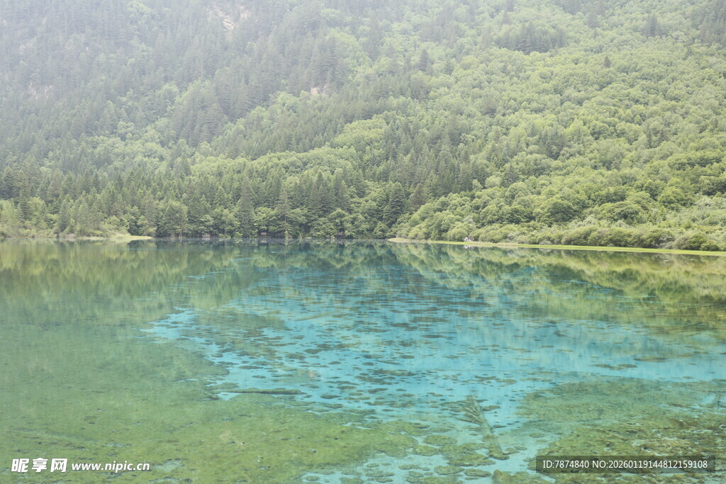 山间碧湖美景