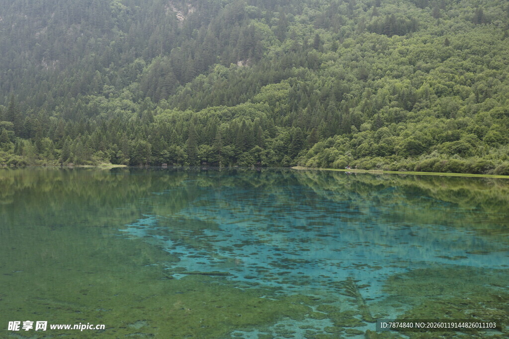 青山环绕下的幽蓝湖水
