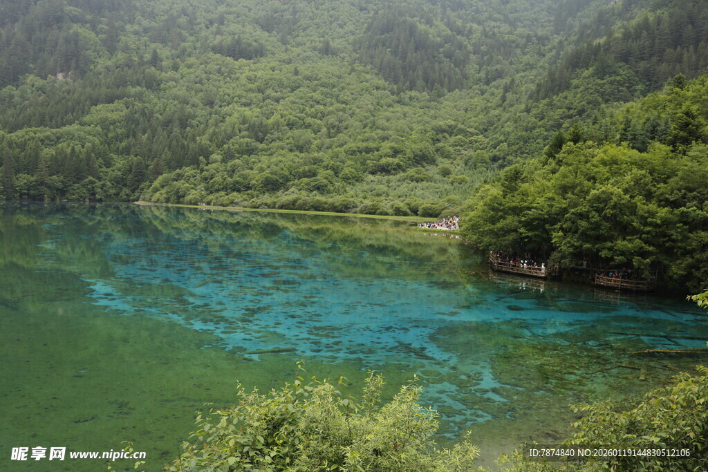 青山绿水间的幽美湖泊