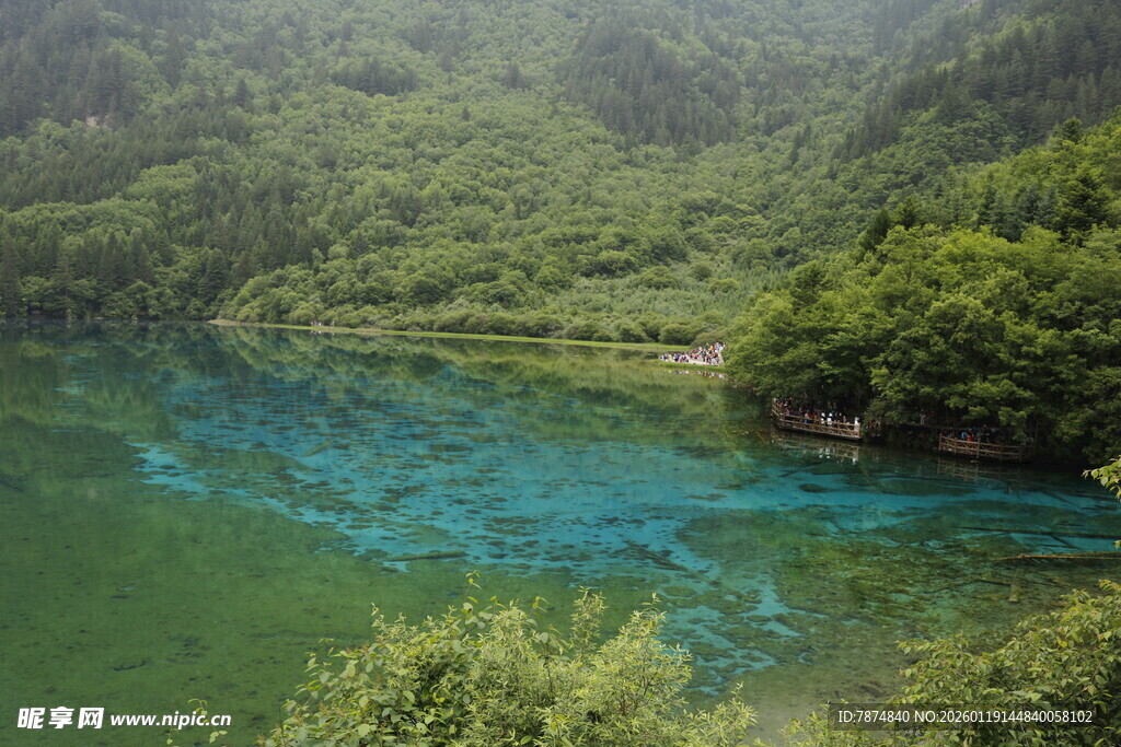 青山环抱的碧绿湖水