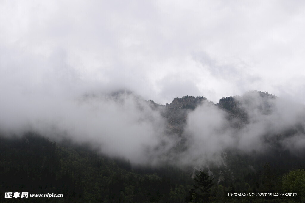 云雾缭绕的山峦美景