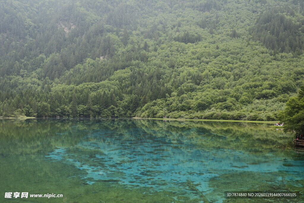 青山环绕的碧绿湖水