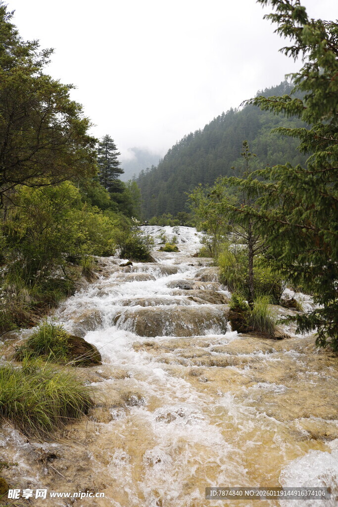 山间湍急溪流景观
