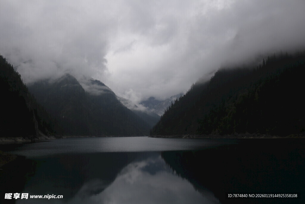 云雾缭绕的静谧山水景观