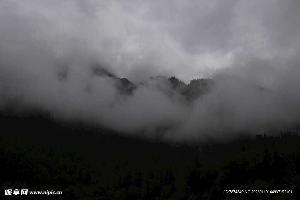 云雾缭绕中的山峦美景
