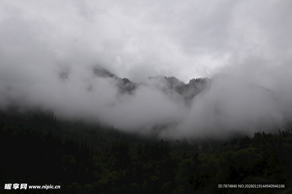 云雾缭绕的山间美景