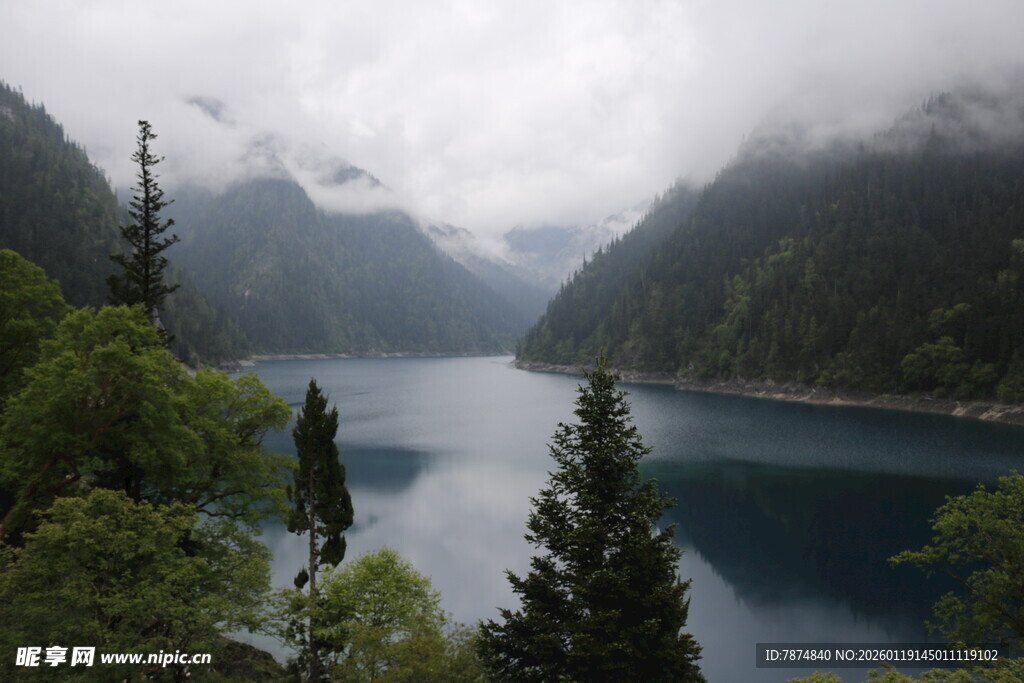 云雾缭绕的静谧山水湖景