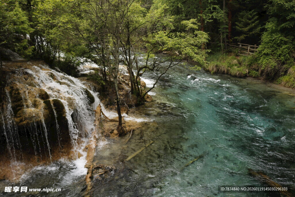 山间溪流瀑布自然美景