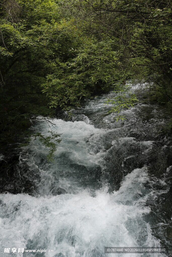 山间溪流瀑布景观