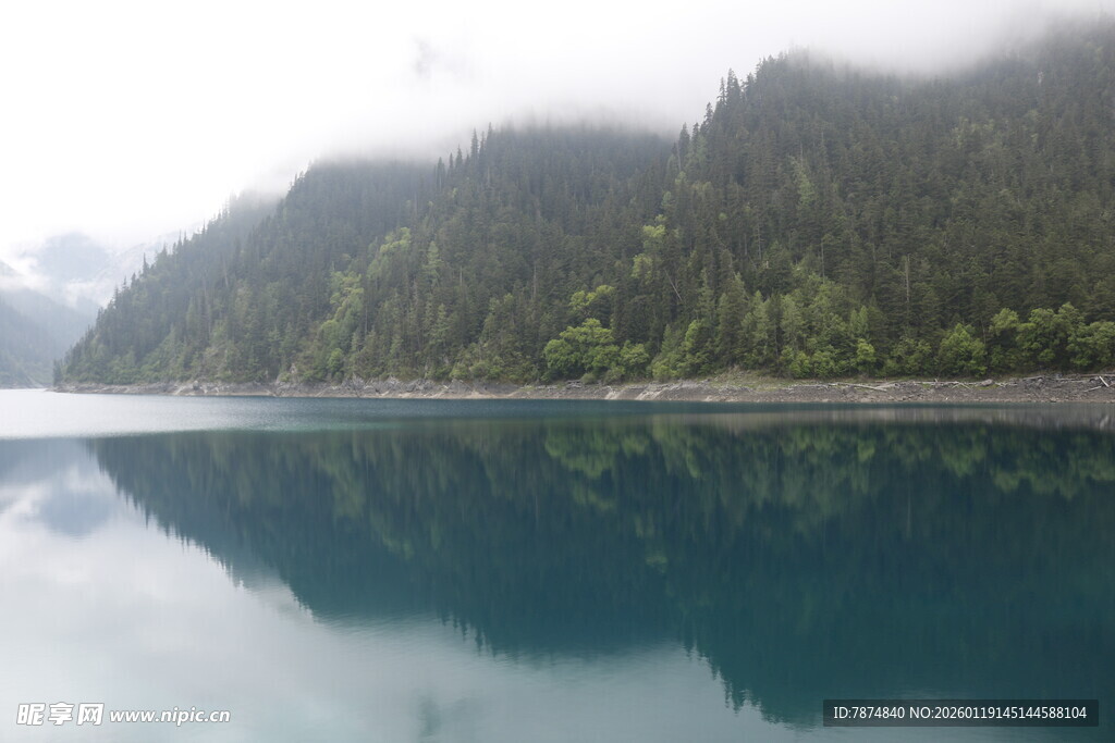 云雾缭绕的静谧山水湖景