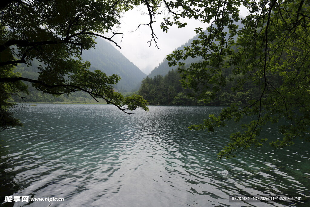 宁静山水间的湖景风光