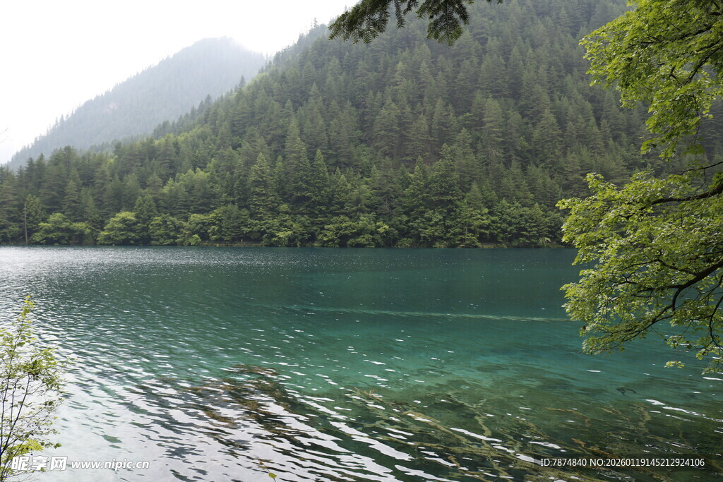 青山绿水间的澄澈湖水