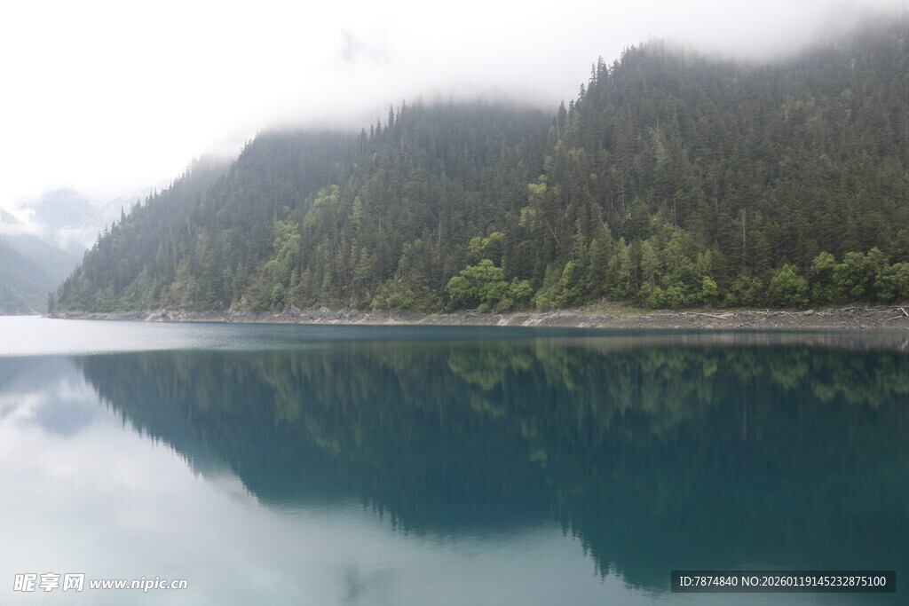 静谧山水湖景图