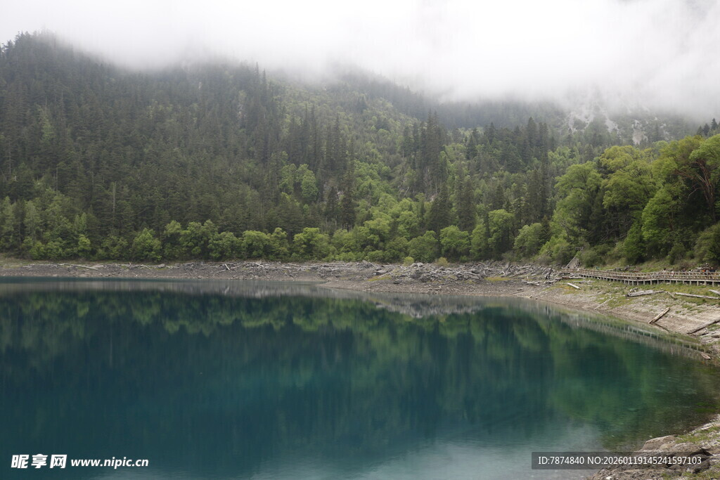 山间幽蓝湖泊美景